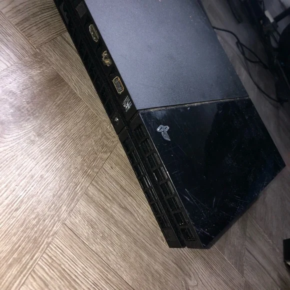 PS4 - Picture 2 of 3